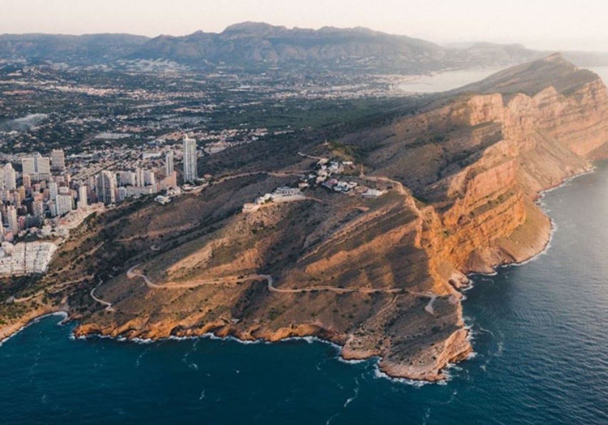 Imagen aérea de la Serra Gelada desde la bahía de Benidorm