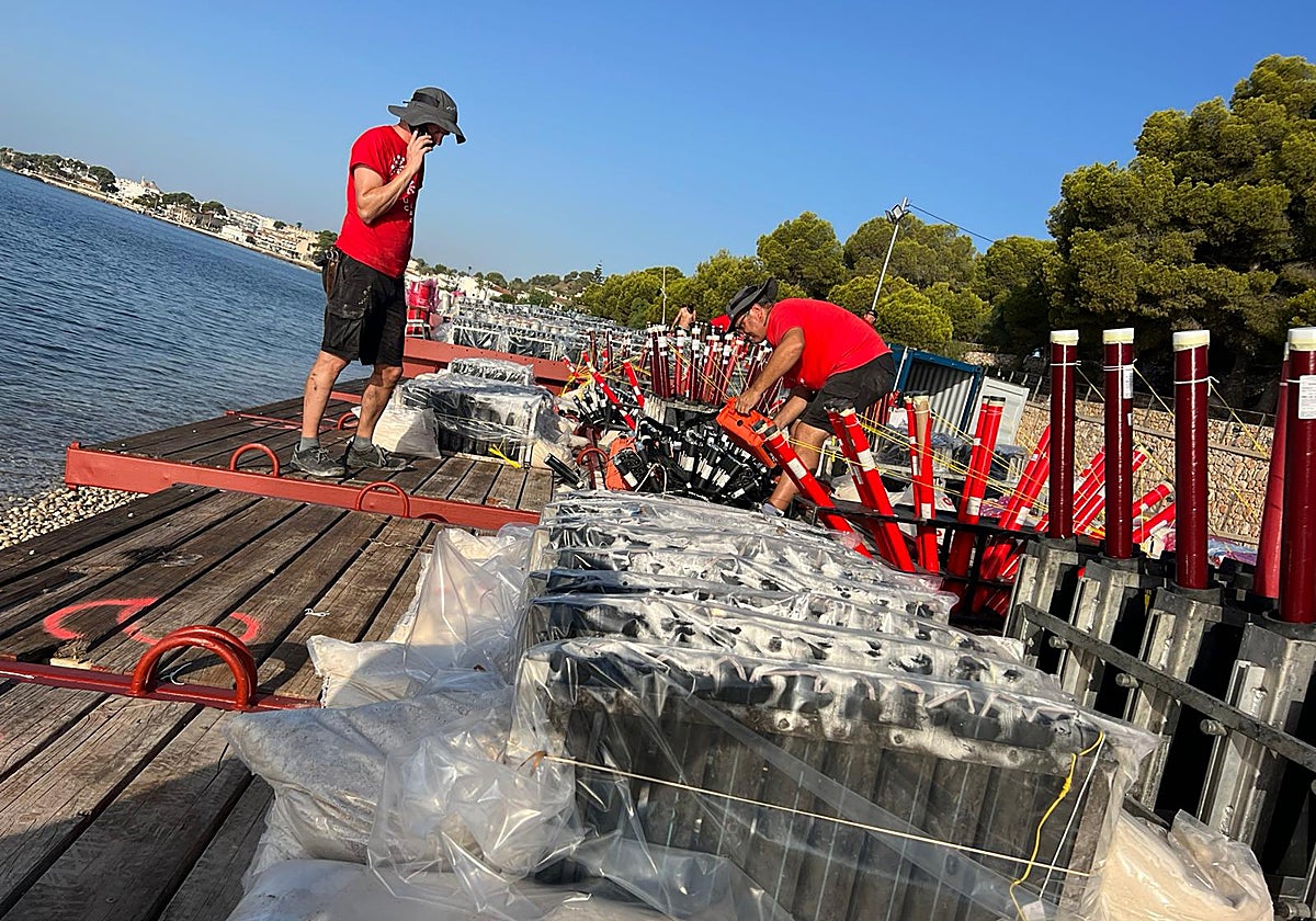 Los cofrades y los pirotécnicos colocan las carcasas sobre las plataformas