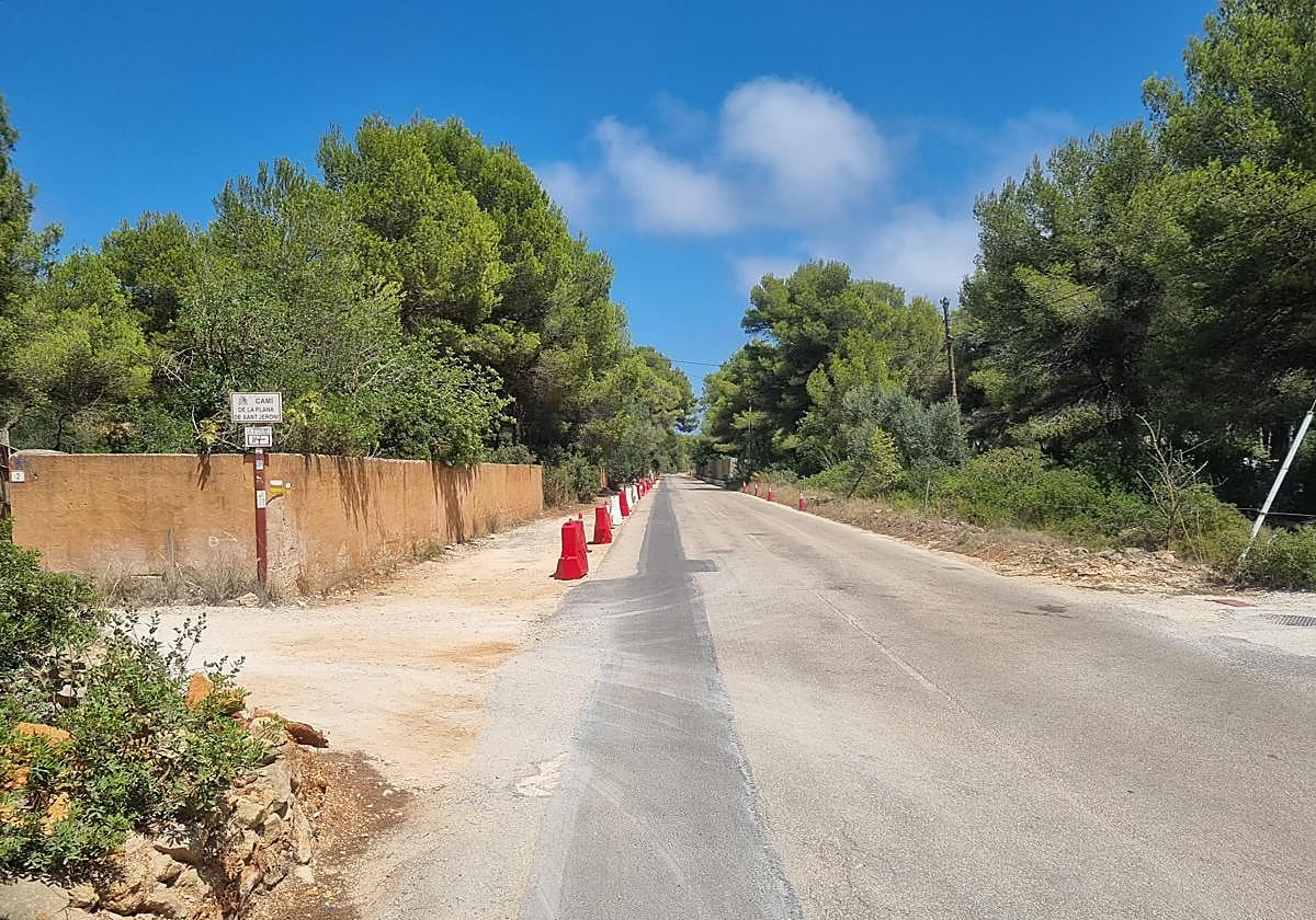 Balizas colocadas en el arcén de la carretera de la Plana de Xàbia.