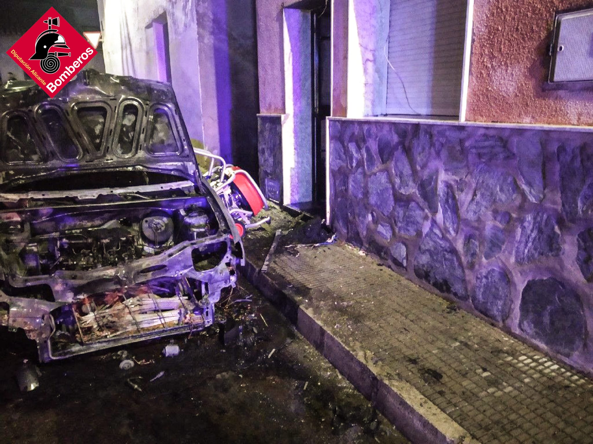 Estado en el que ha quedado el vehículo tras el fuego.