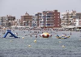 Bañistas en la playa Lisa de Santa Pola el pasado sábado.