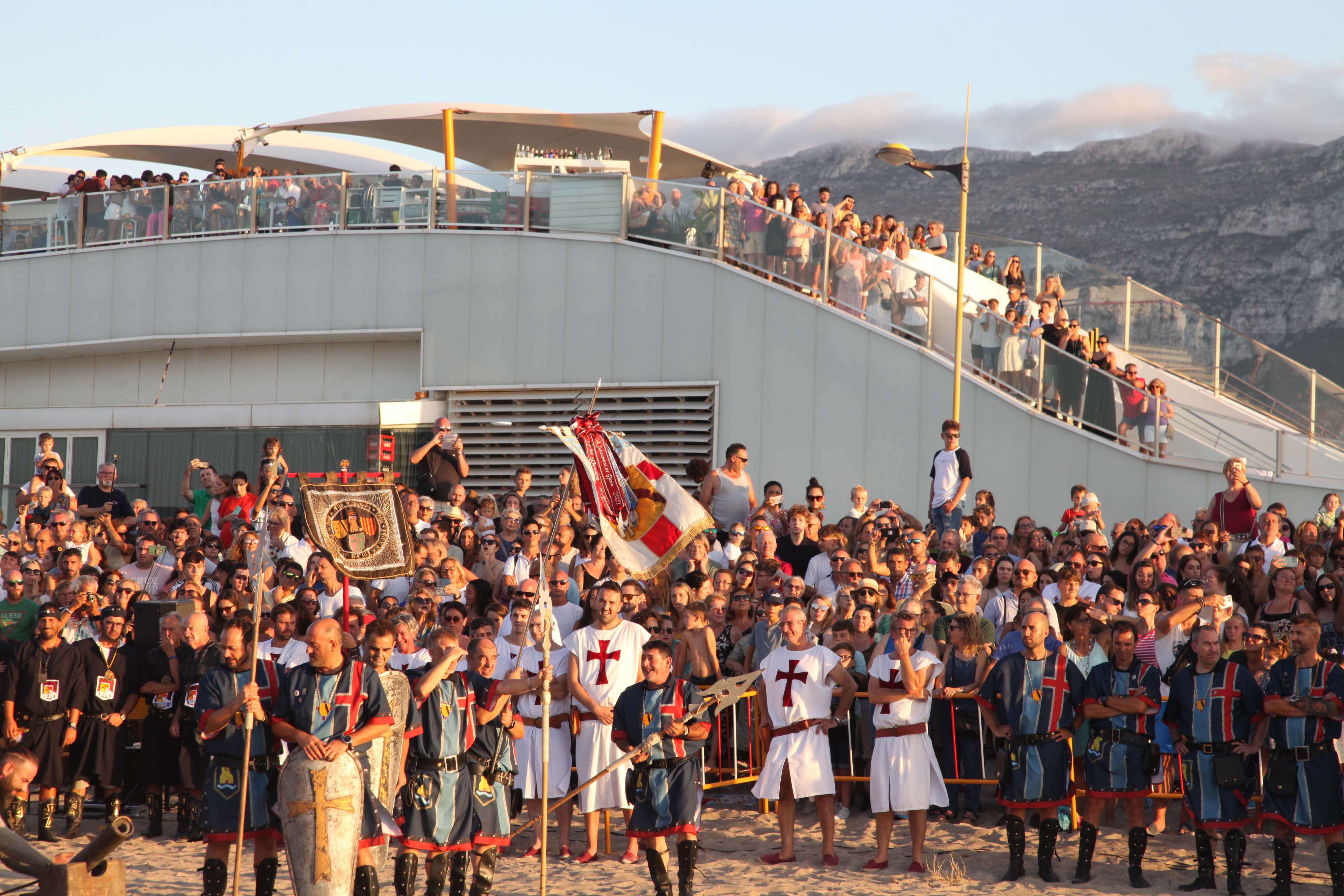 Los Moros y Cristianos desembarcan en Dénia