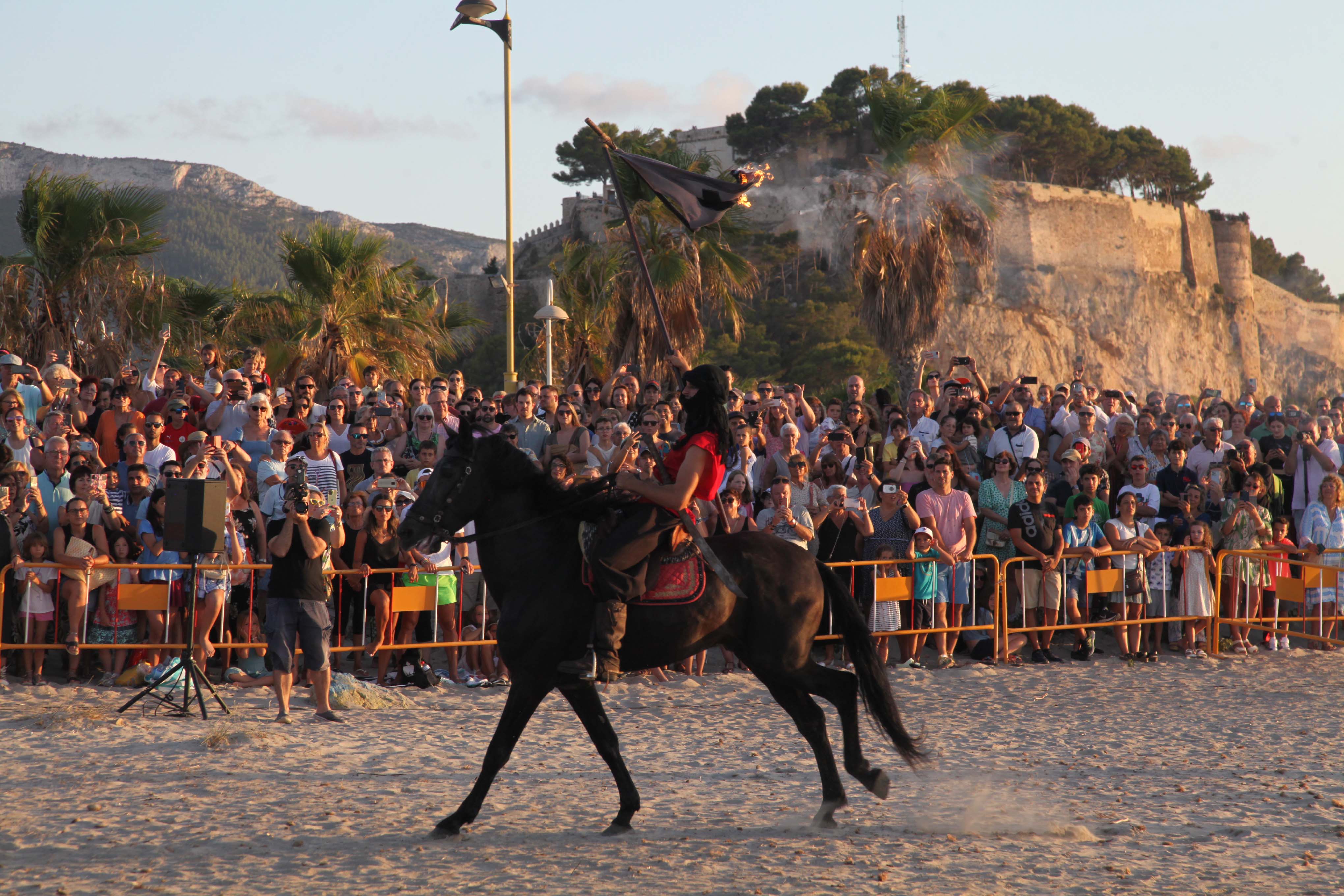 Los Moros y Cristianos desembarcan en Dénia