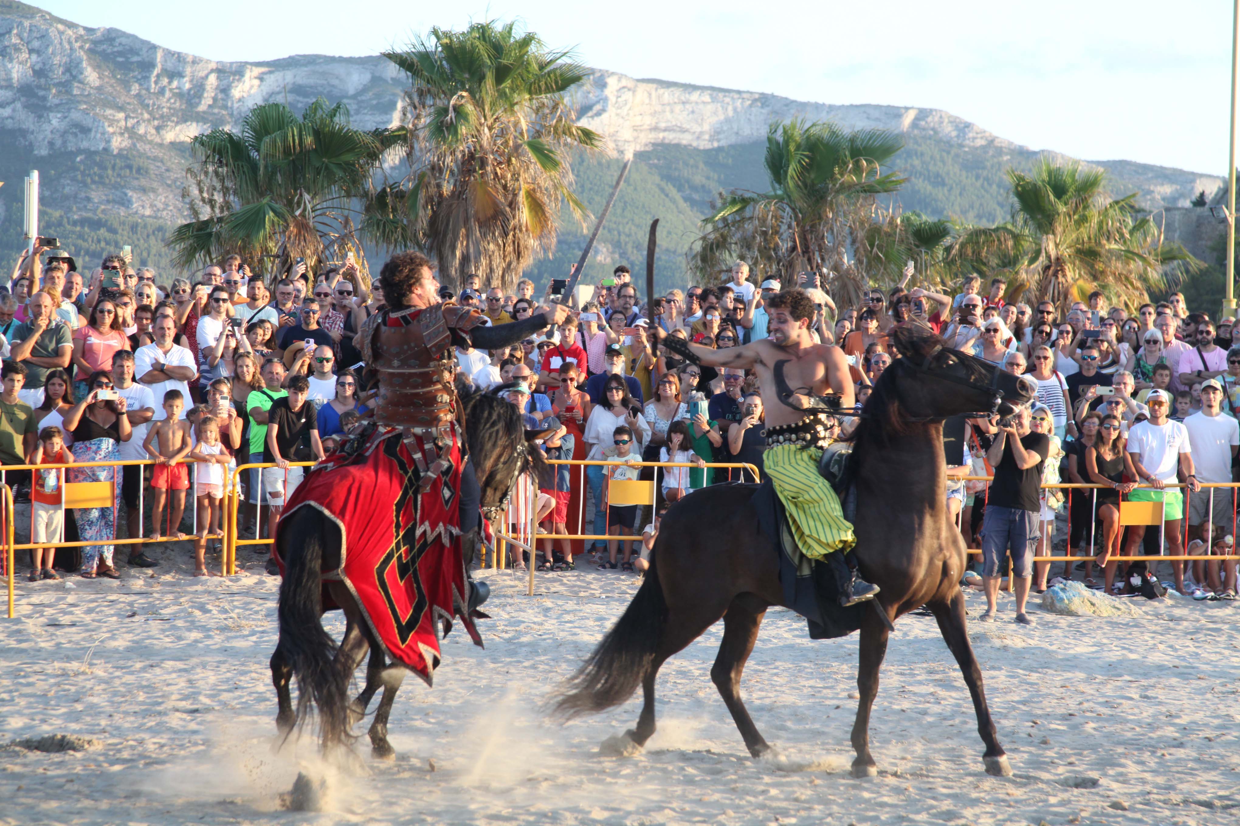 Los Moros y Cristianos desembarcan en Dénia