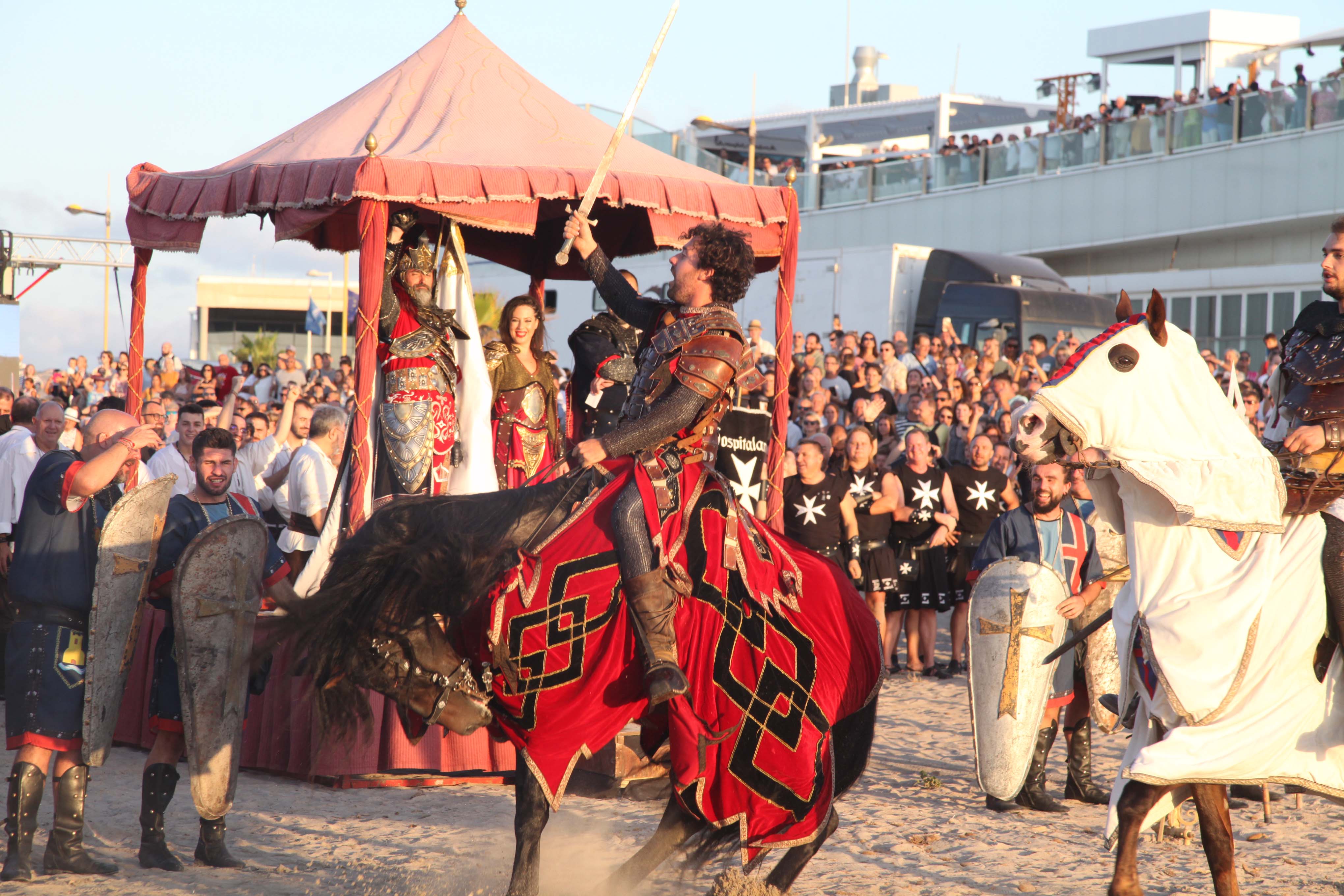 Los Moros y Cristianos desembarcan en Dénia