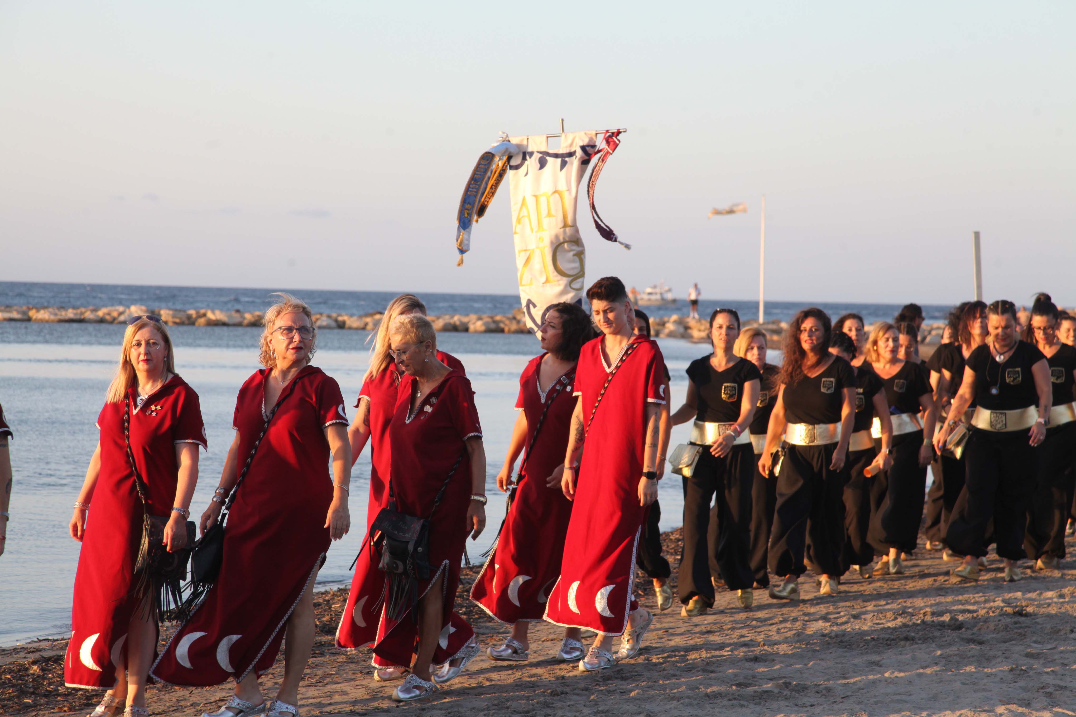 Los Moros y Cristianos desembarcan en Dénia