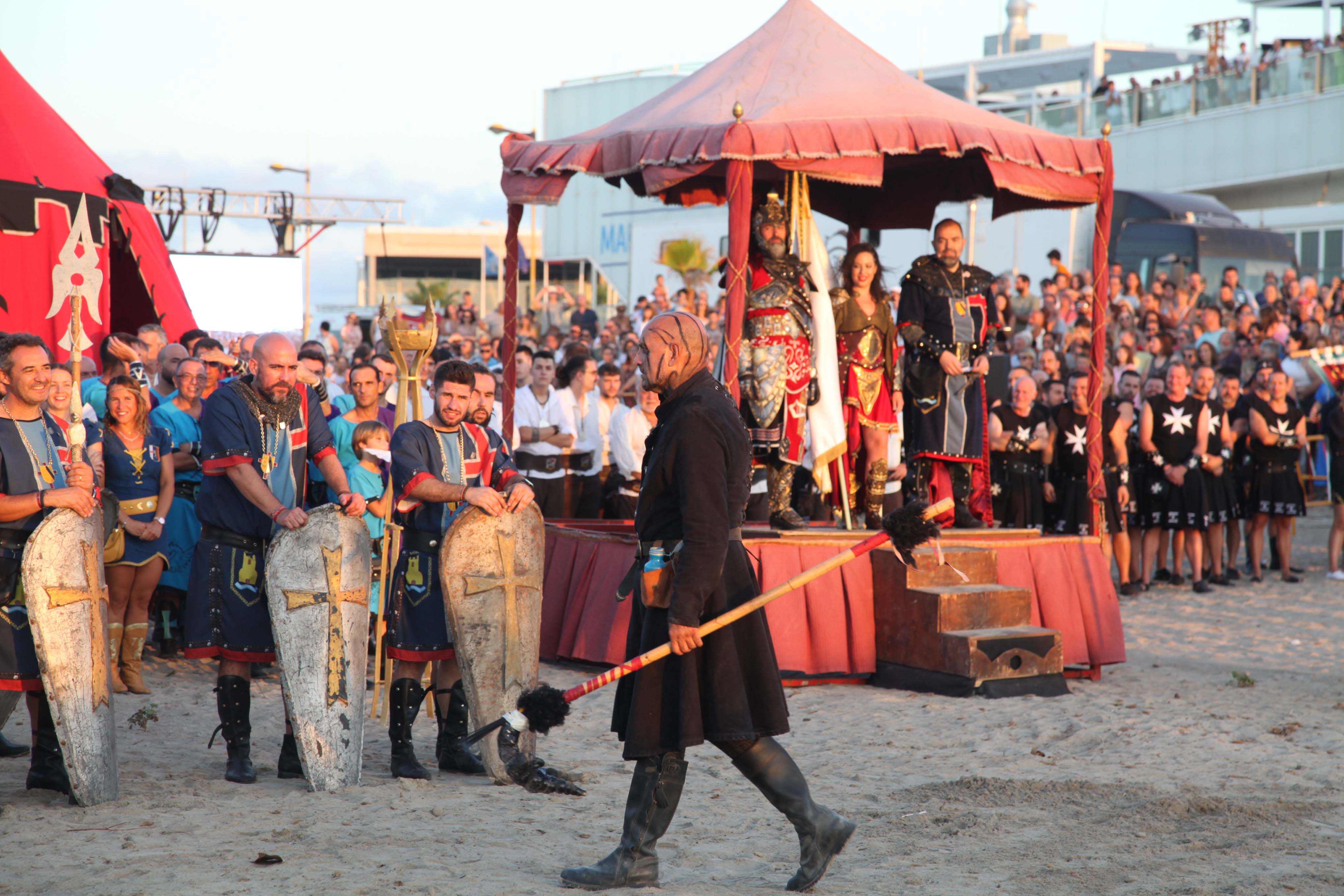 Los Moros y Cristianos desembarcan en Dénia