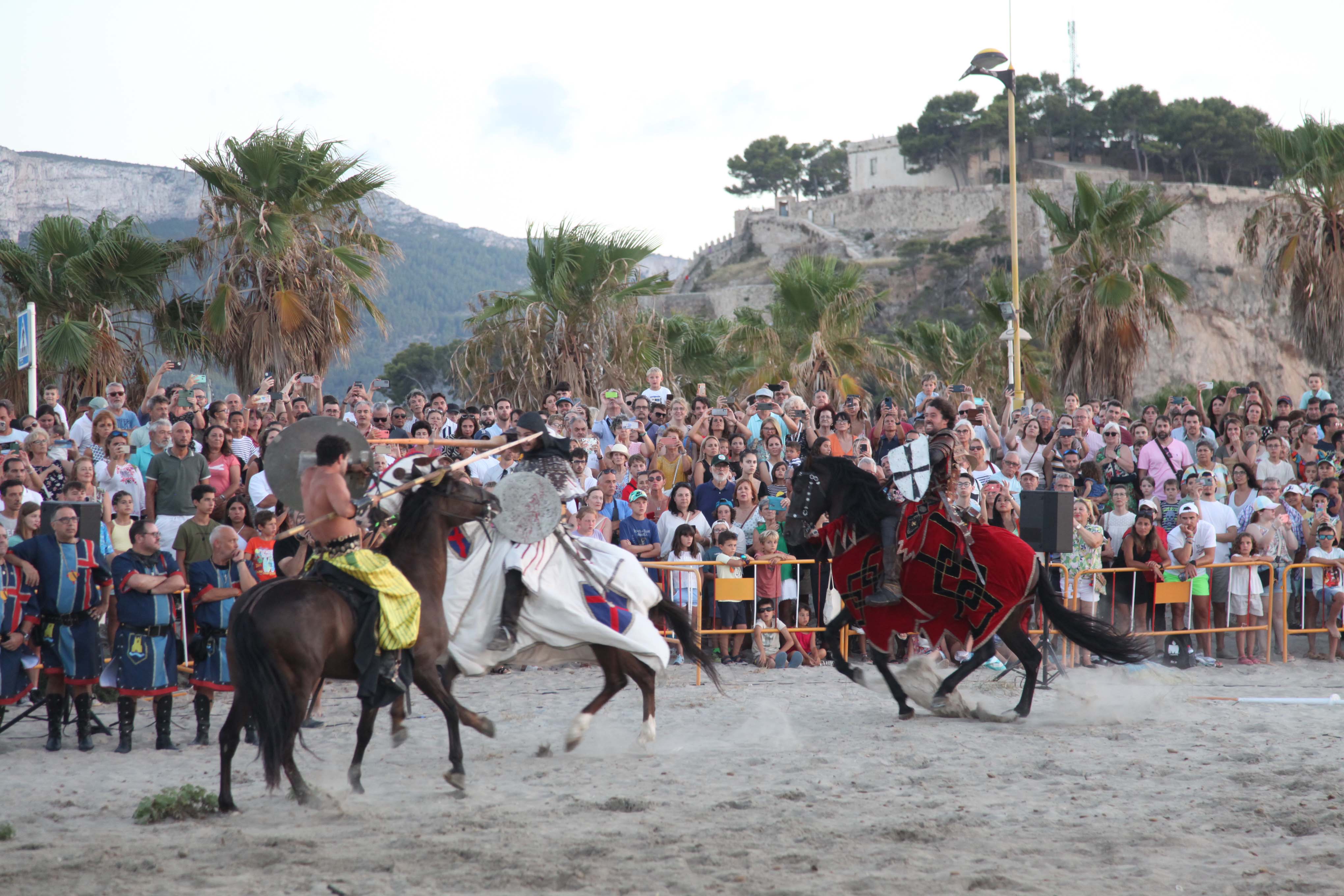 Los Moros y Cristianos desembarcan en Dénia