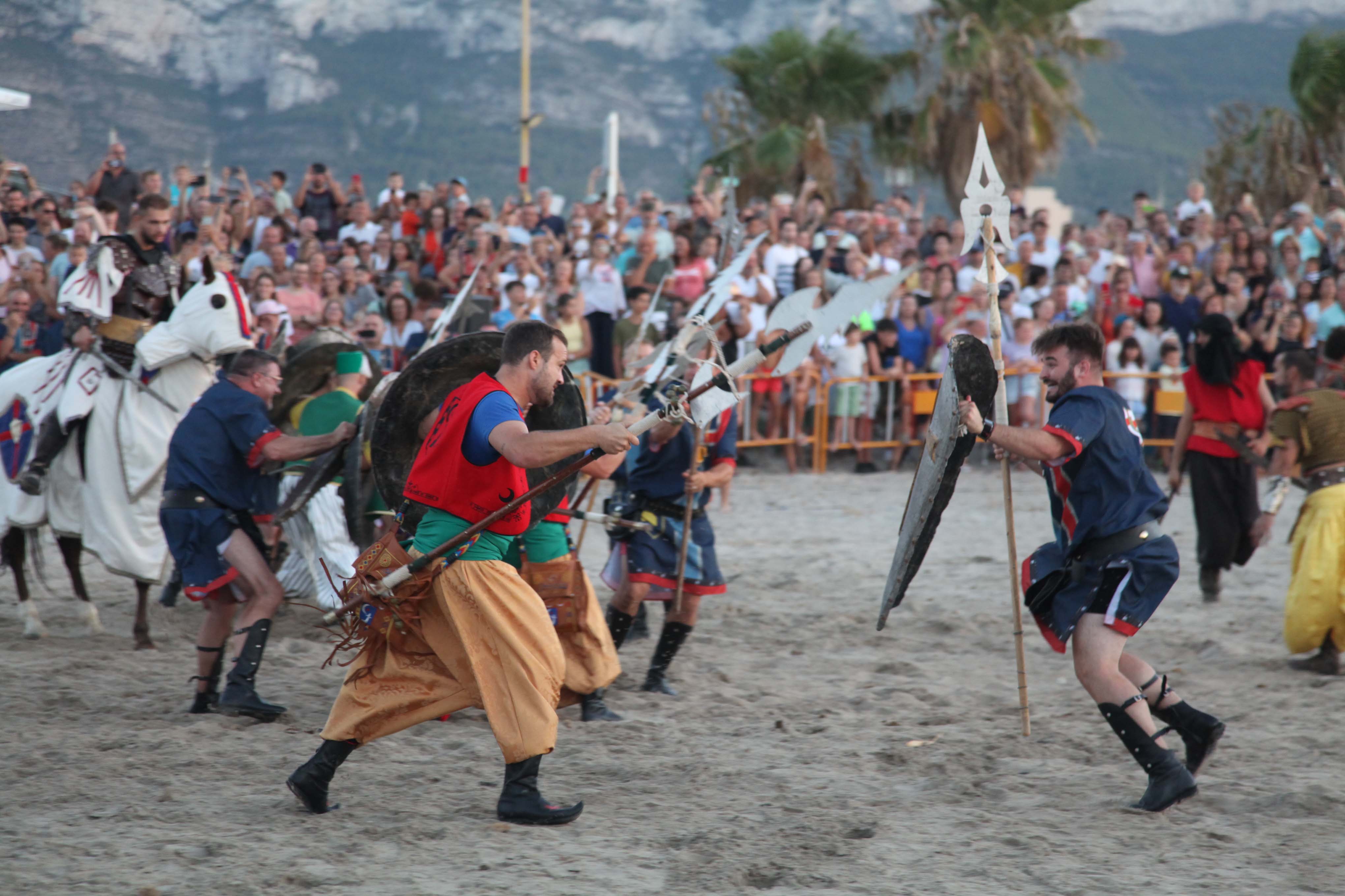 Los Moros y Cristianos desembarcan en Dénia