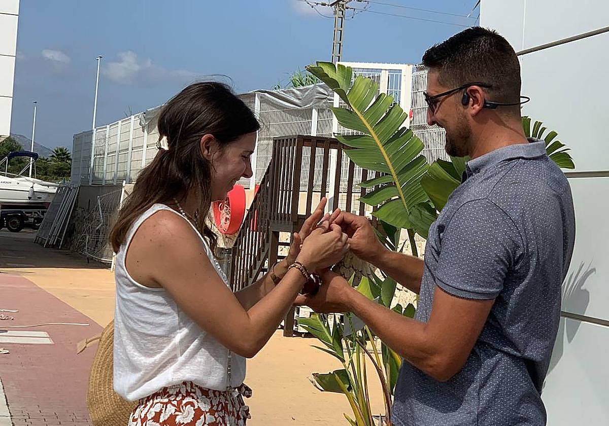 Pedida de mano con el anillo perdido.
