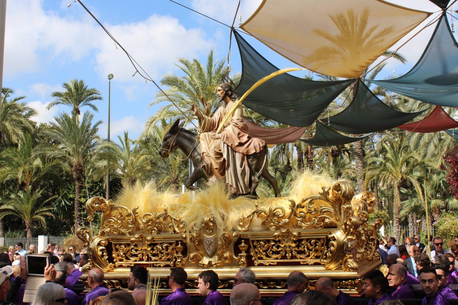Imagen secundaria 1 - (a) Fiestas de Moros y Cristianos de San Blas; (abajo) Semana Santa de Elche.