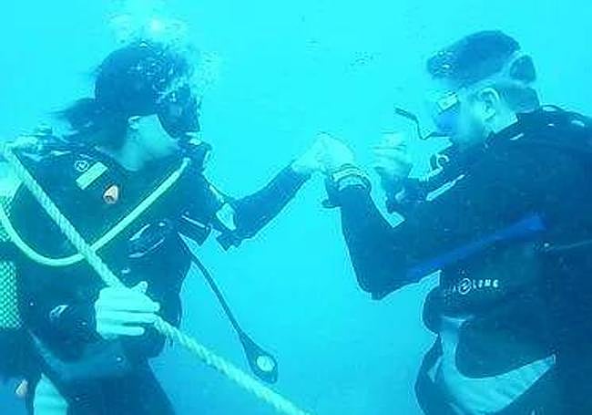 Pedida de mano debajo del agua de la pareja