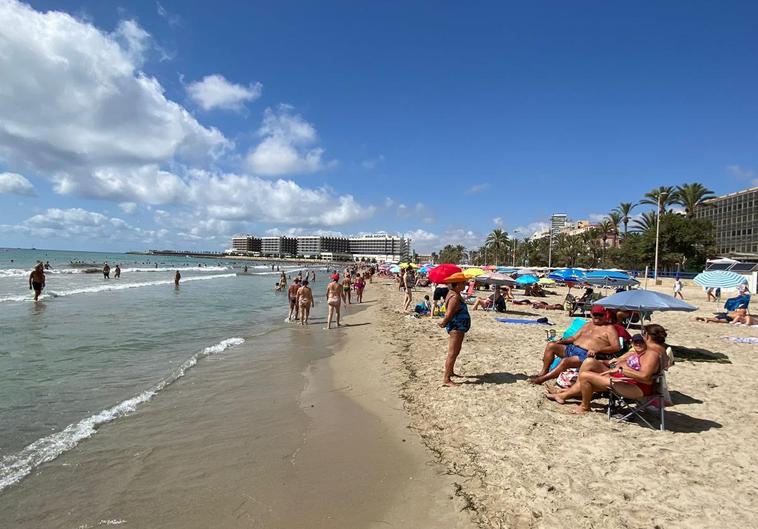 Playas a rebosar en la provincia de Alicante durante el puente de agosto