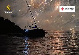 La embarcación encallada durante los fuegos artificiales