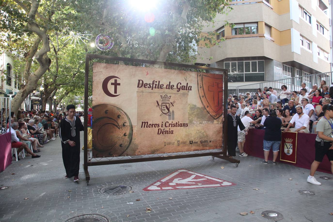 El Desfile de Gala de los Moros y Cristianos llena las calles de Dénia