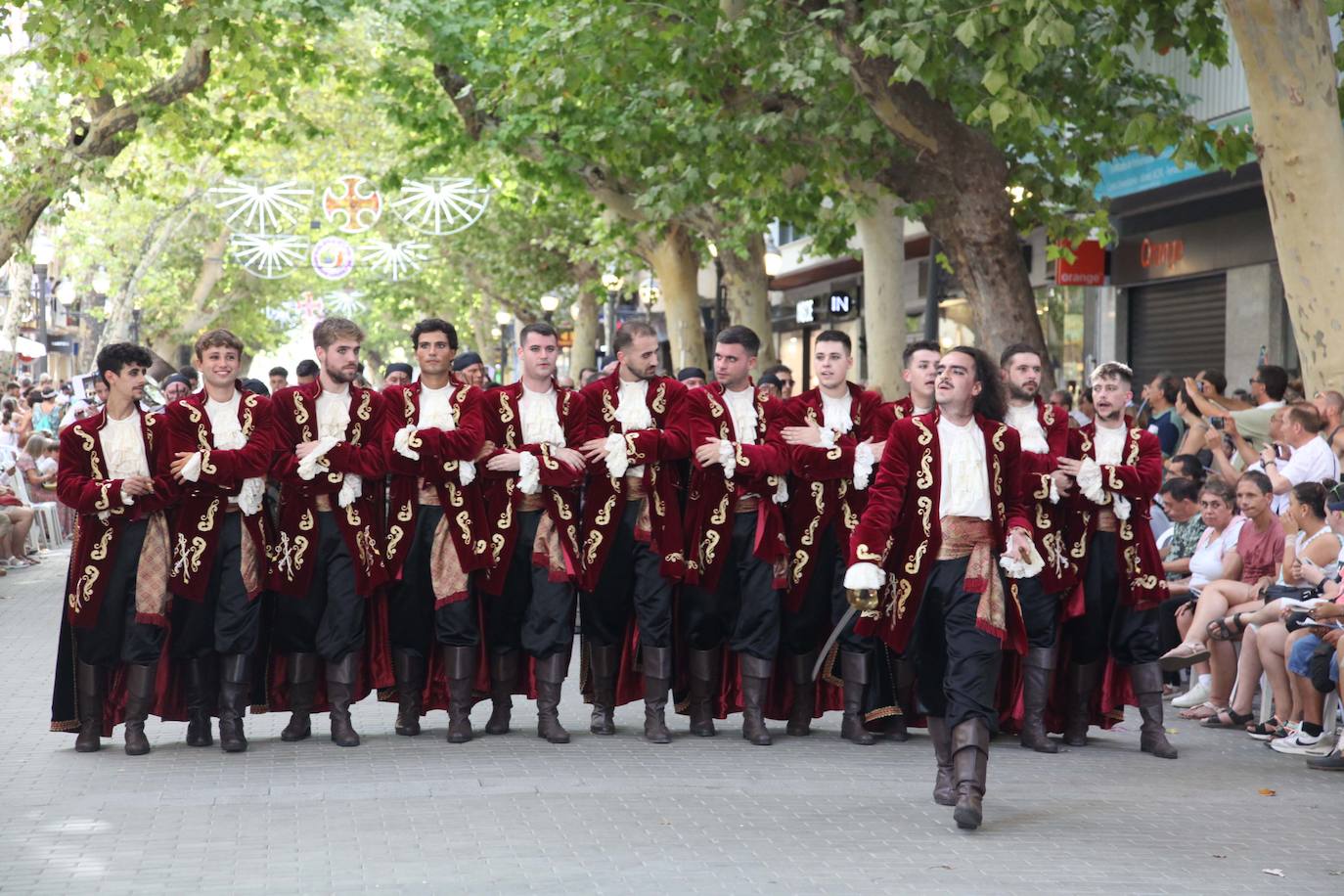 El Desfile de Gala de los Moros y Cristianos llena las calles de Dénia