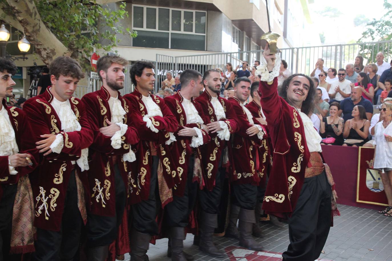 El Desfile de Gala de los Moros y Cristianos llena las calles de Dénia