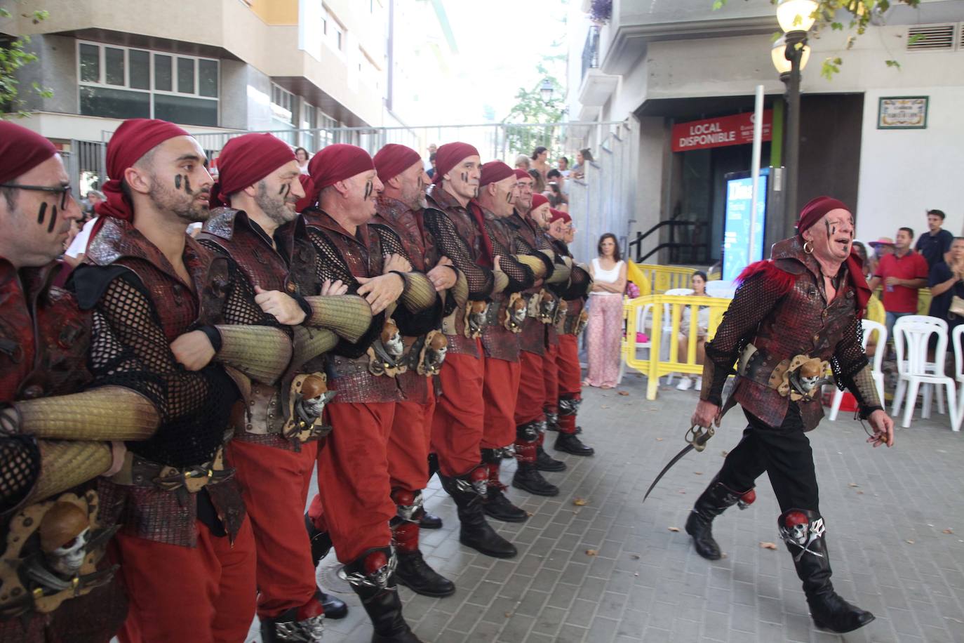 El Desfile de Gala de los Moros y Cristianos llena las calles de Dénia