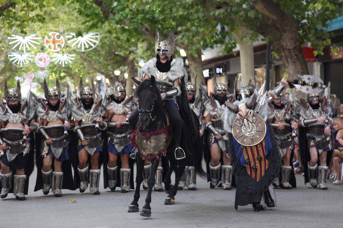 El Desfile de Gala de los Moros y Cristianos llena las calles de Dénia