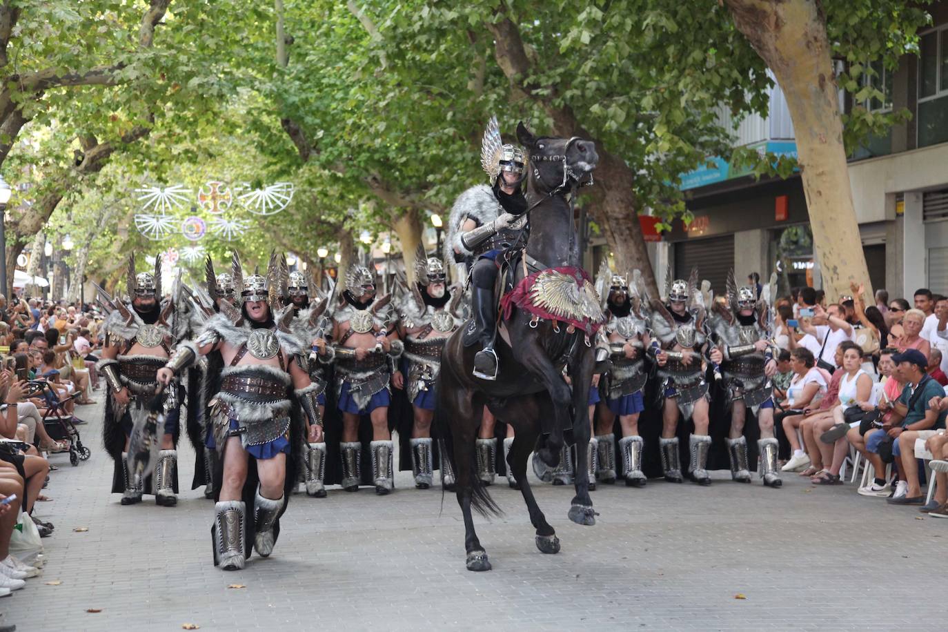 El Desfile de Gala de los Moros y Cristianos llena las calles de Dénia