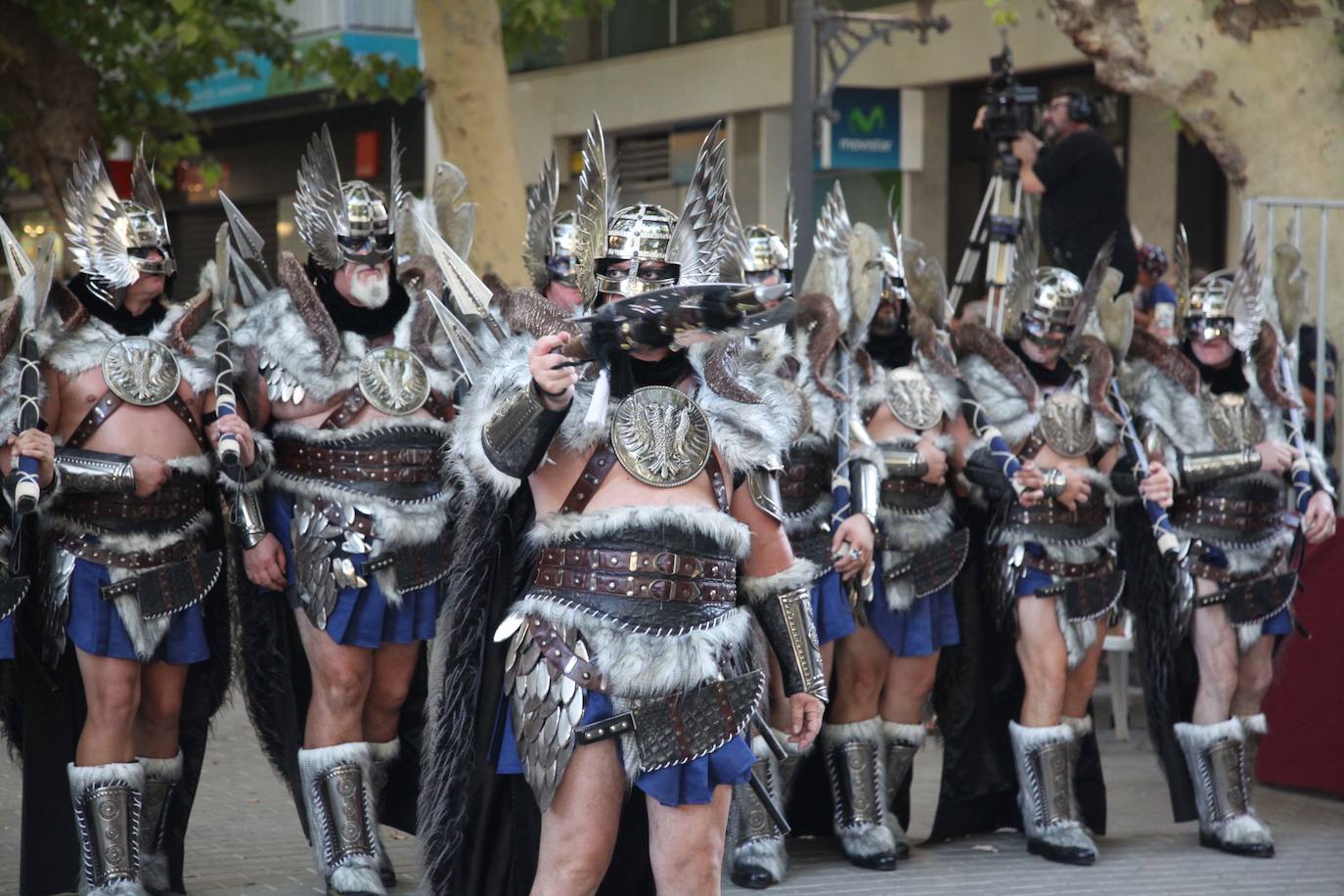 El Desfile de Gala de los Moros y Cristianos llena las calles de Dénia