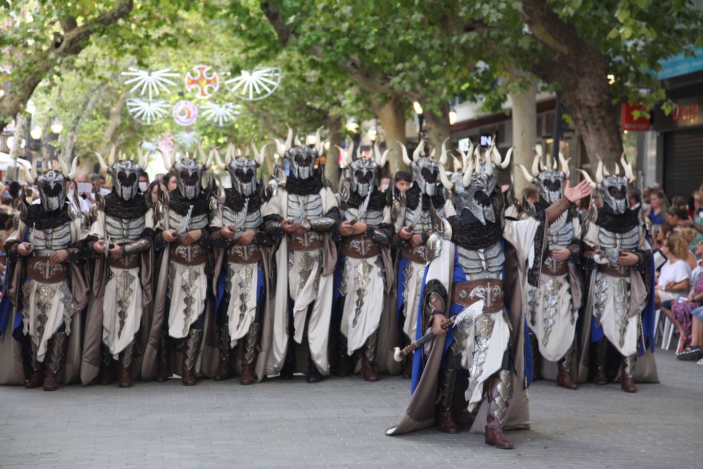 El Desfile de Gala de los Moros y Cristianos llena las calles de Dénia