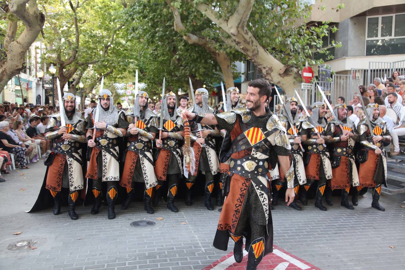 El Desfile de Gala de los Moros y Cristianos llena las calles de Dénia
