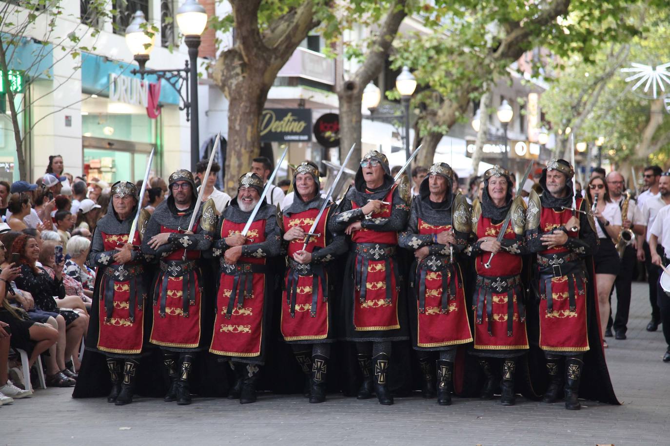 El Desfile de Gala de los Moros y Cristianos llena las calles de Dénia