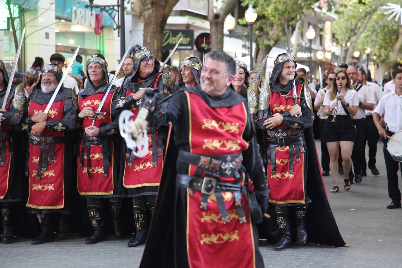 El Desfile de Gala de los Moros y Cristianos llena las calles de Dénia
