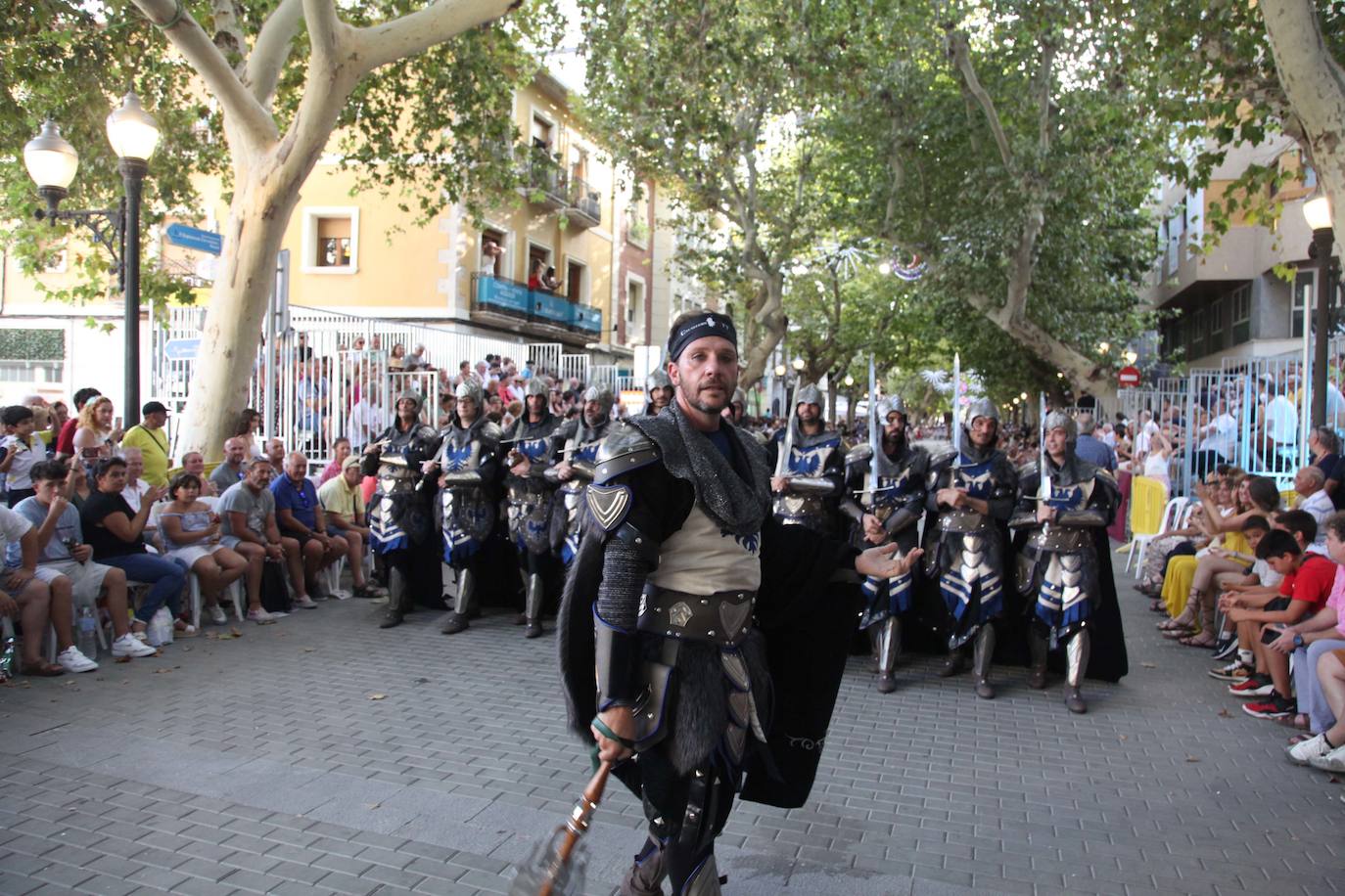 El Desfile de Gala de los Moros y Cristianos llena las calles de Dénia