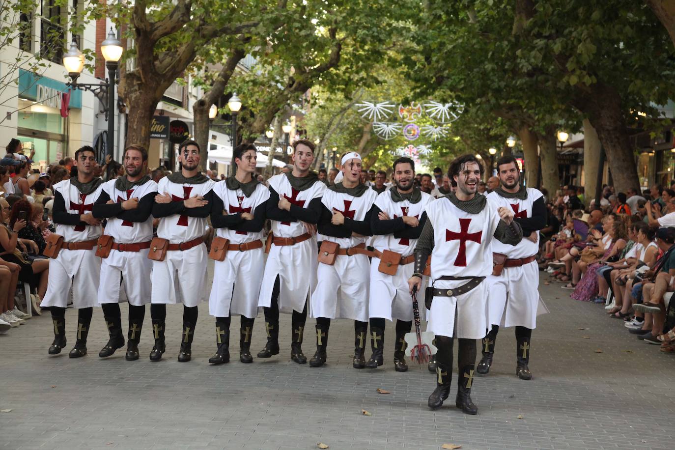 El Desfile de Gala de los Moros y Cristianos llena las calles de Dénia