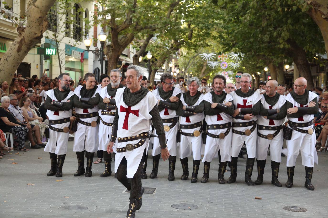 El Desfile de Gala de los Moros y Cristianos llena las calles de Dénia