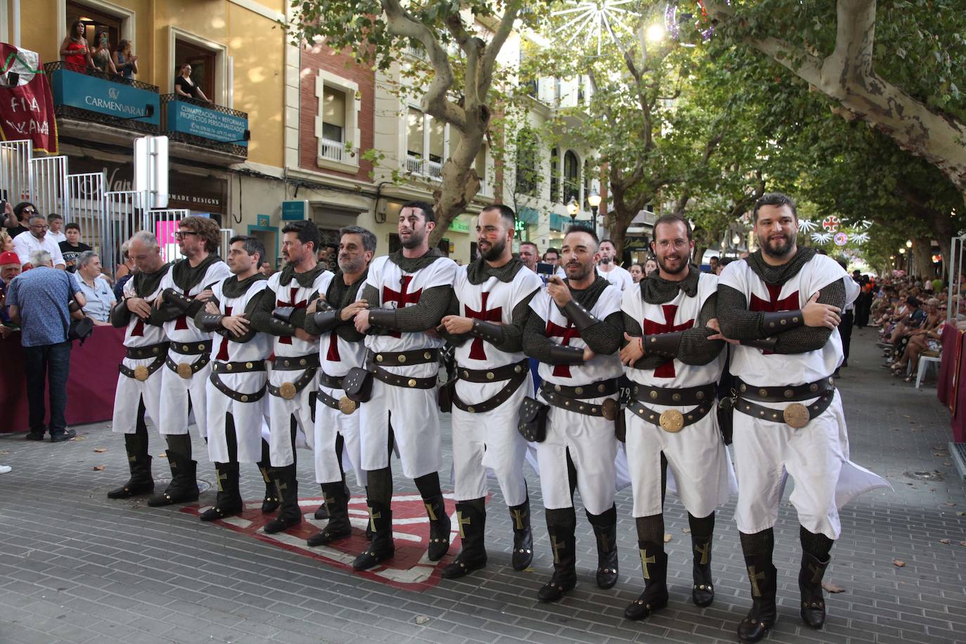 El Desfile de Gala de los Moros y Cristianos llena las calles de Dénia