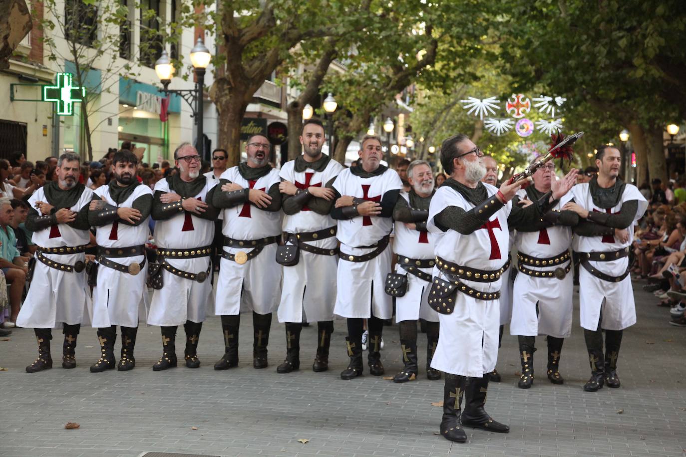 El Desfile de Gala de los Moros y Cristianos llena las calles de Dénia