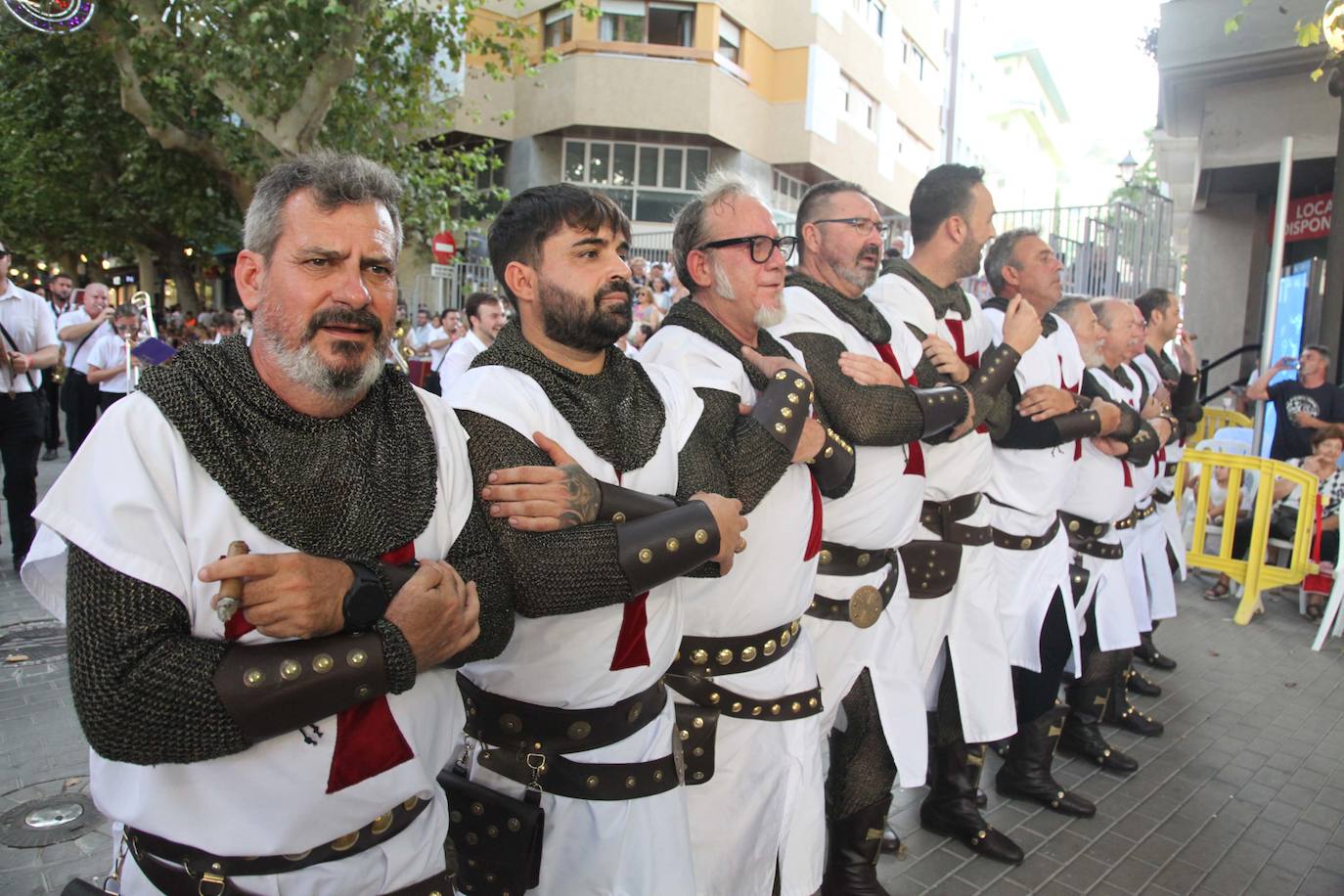 El Desfile de Gala de los Moros y Cristianos llena las calles de Dénia