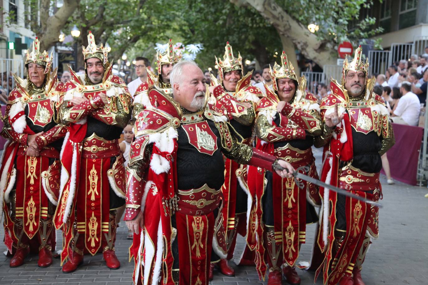 El Desfile de Gala de los Moros y Cristianos llena las calles de Dénia