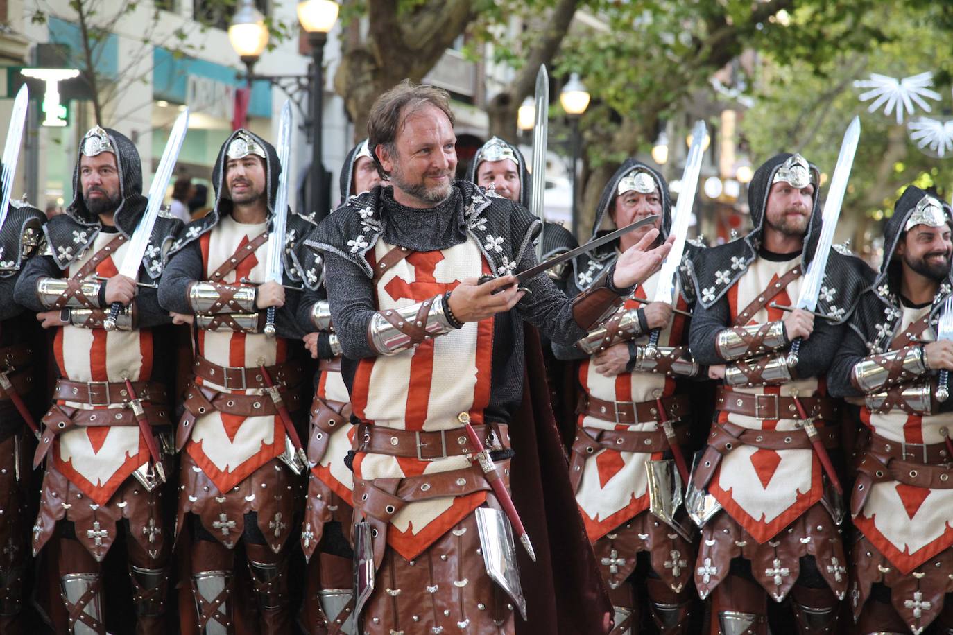 El Desfile de Gala de los Moros y Cristianos llena las calles de Dénia