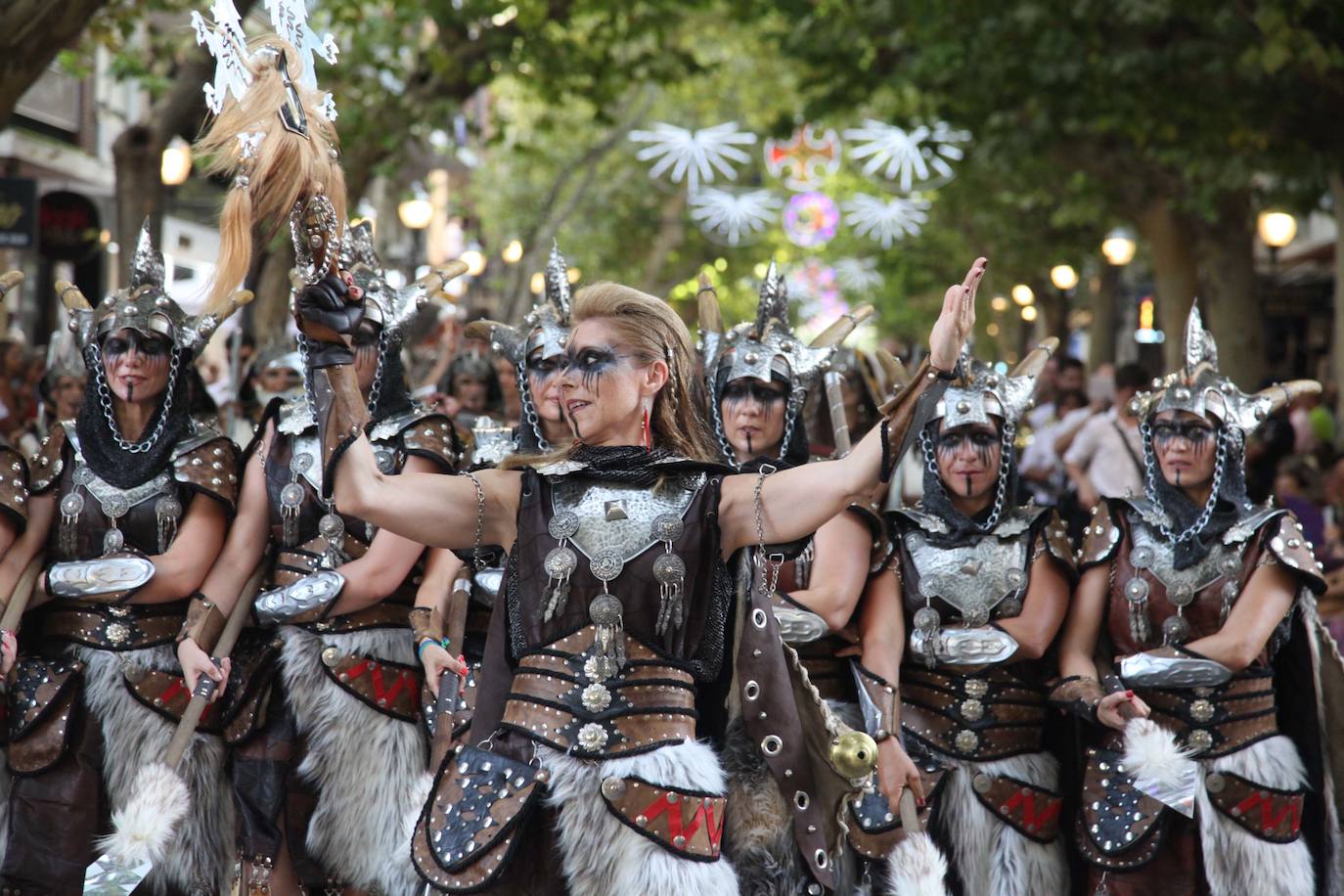 El Desfile de Gala de los Moros y Cristianos llena las calles de Dénia
