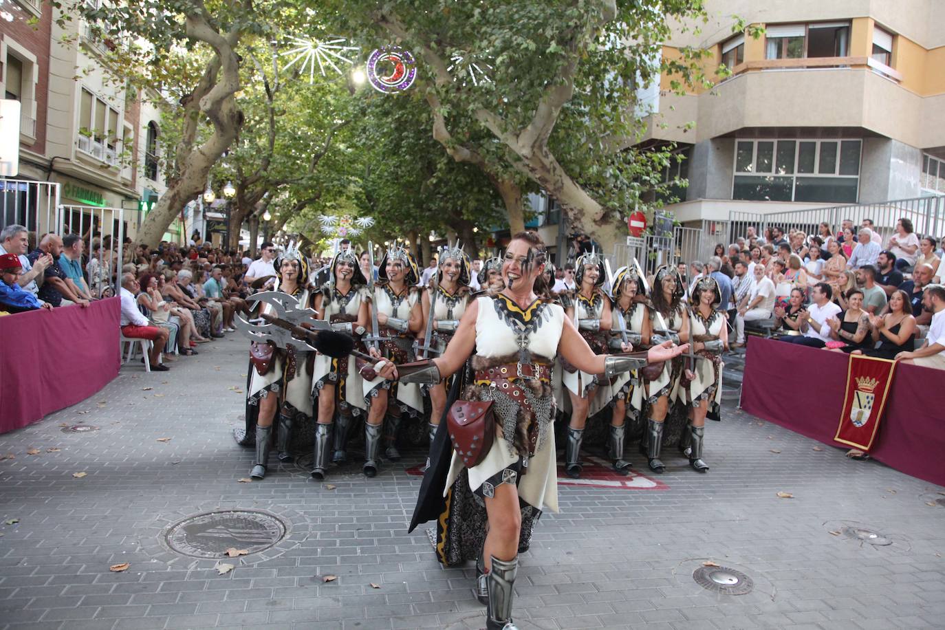 El Desfile de Gala de los Moros y Cristianos llena las calles de Dénia