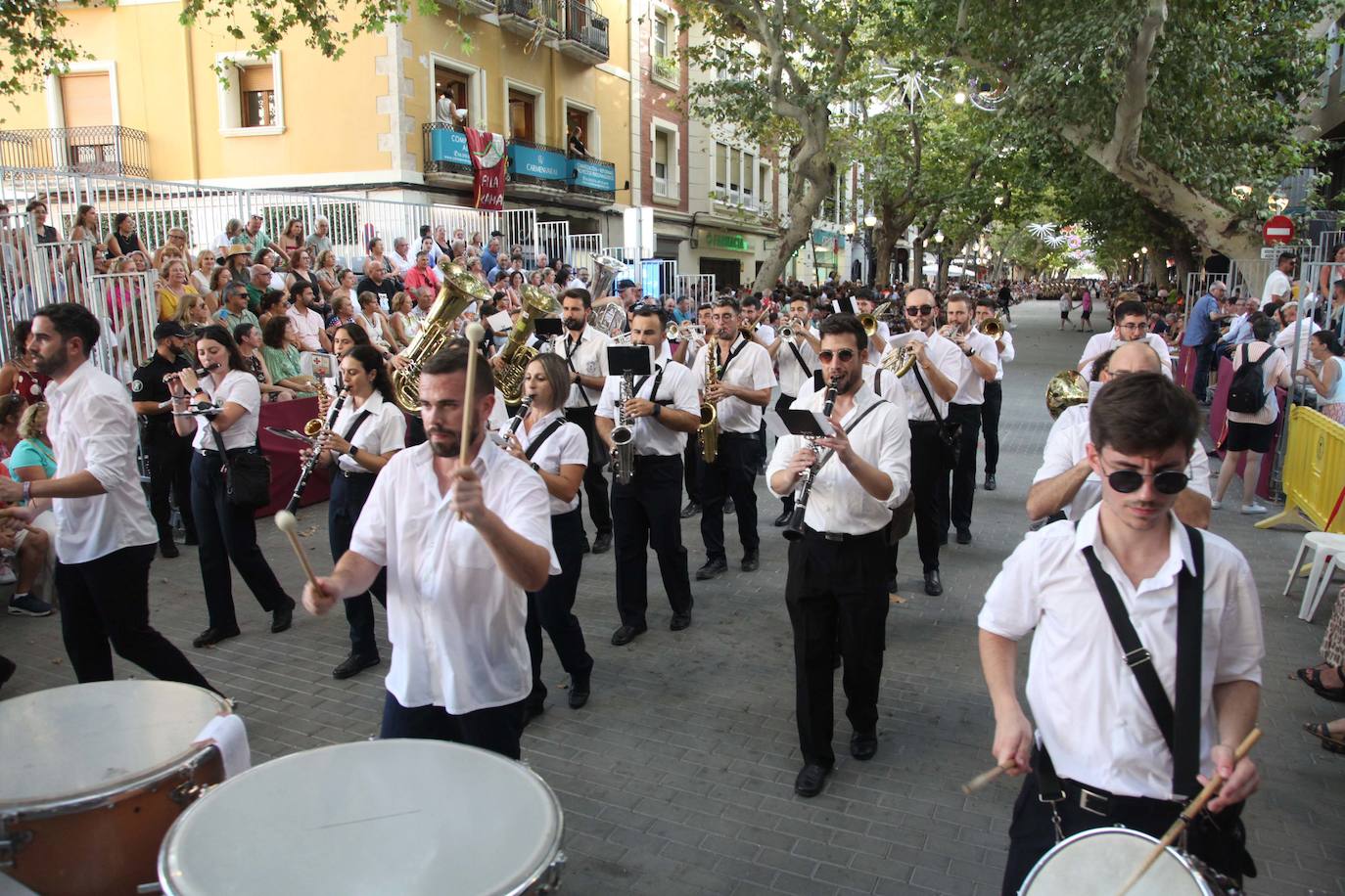 El Desfile de Gala de los Moros y Cristianos llena las calles de Dénia