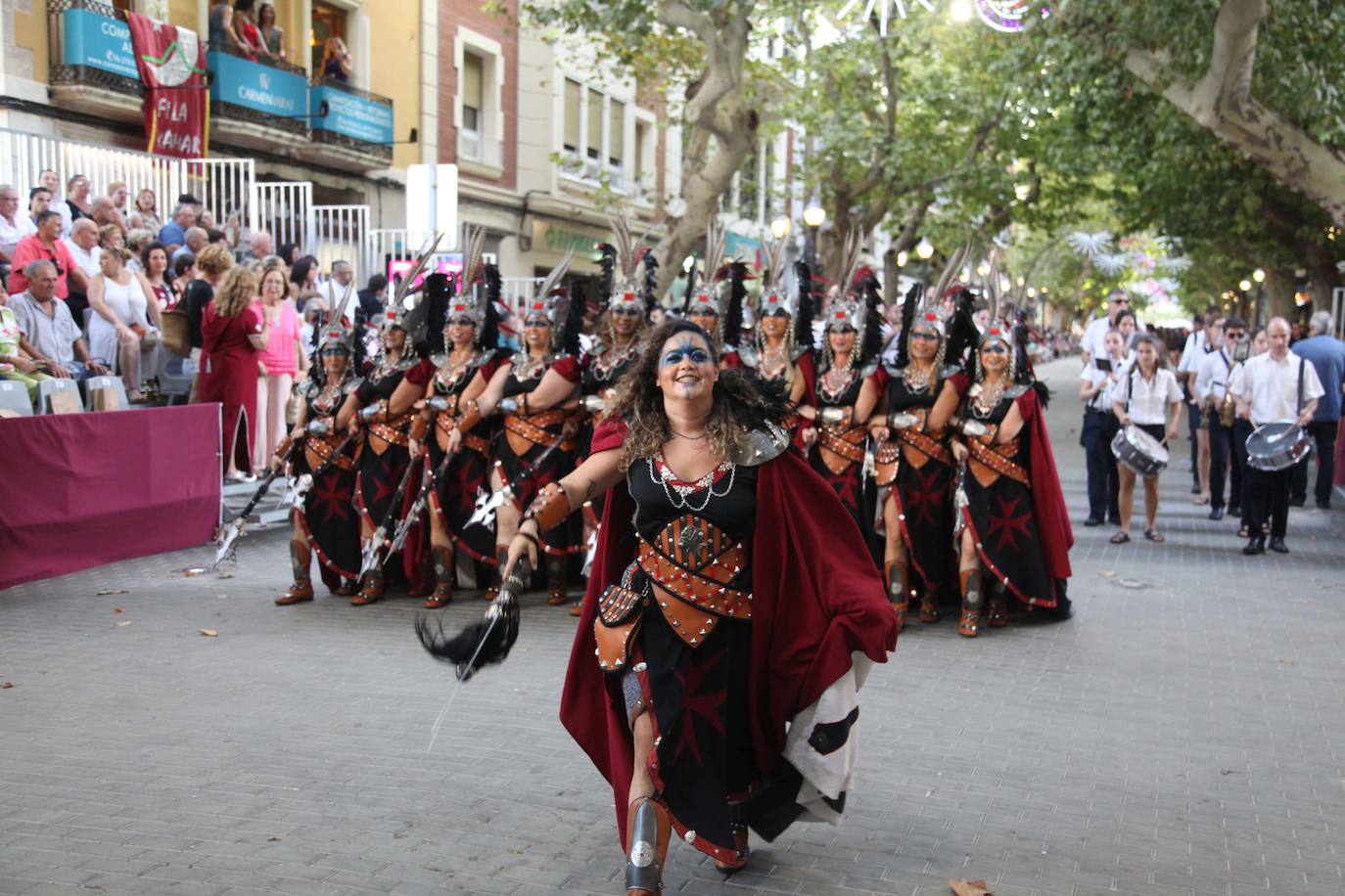 El Desfile de Gala de los Moros y Cristianos llena las calles de Dénia