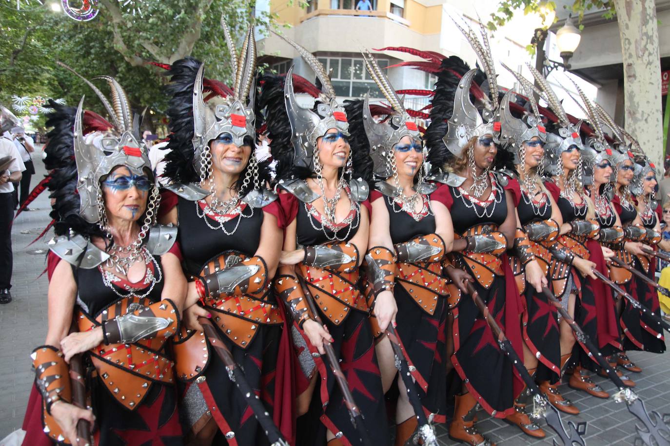 El Desfile de Gala de los Moros y Cristianos llena las calles de Dénia