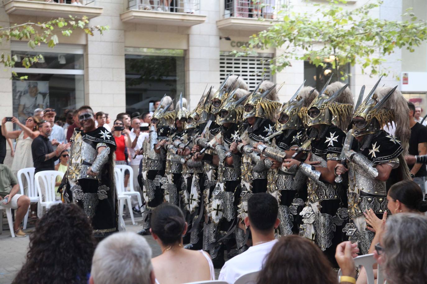 El Desfile de Gala de los Moros y Cristianos llena las calles de Dénia