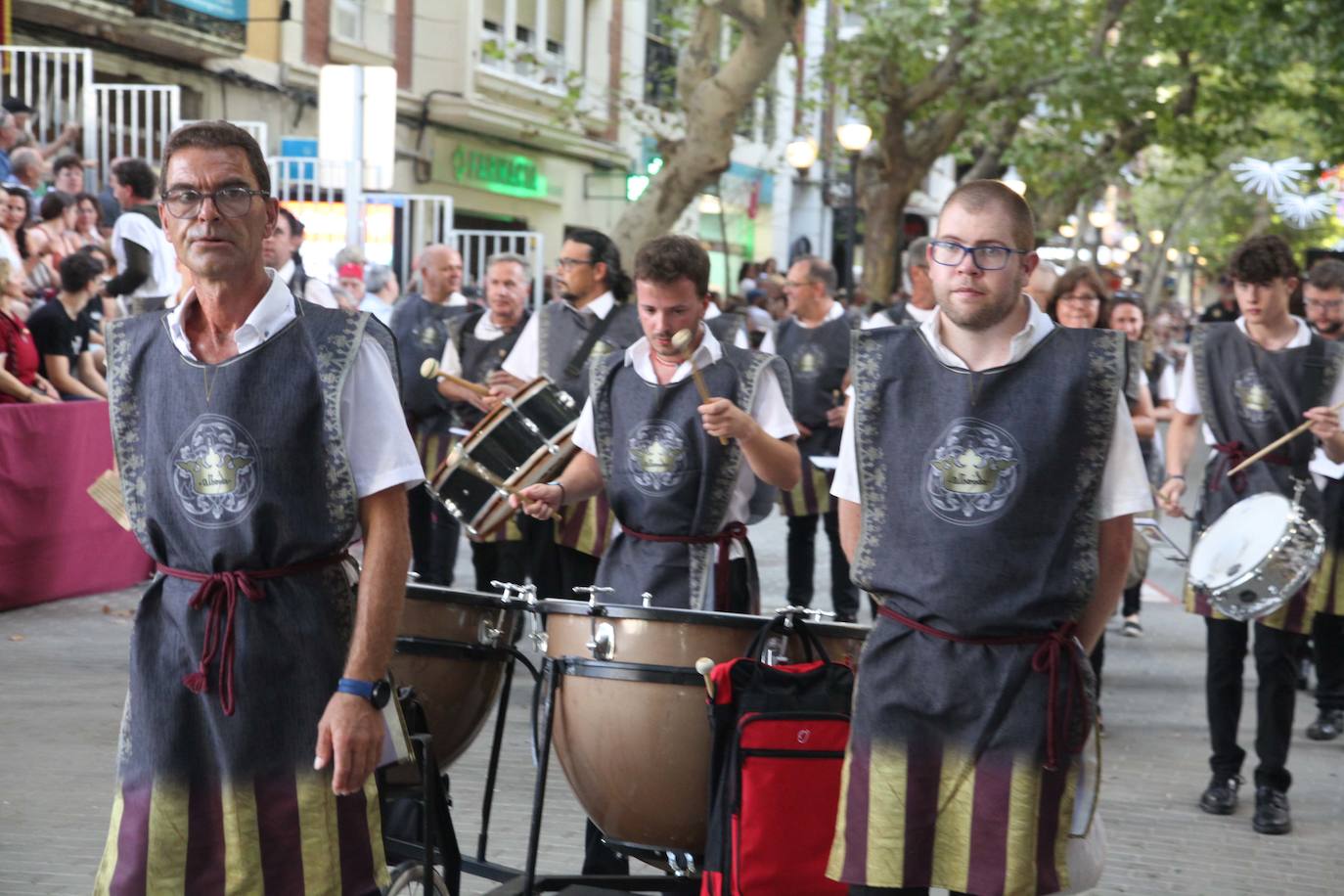 El Desfile de Gala de los Moros y Cristianos llena las calles de Dénia