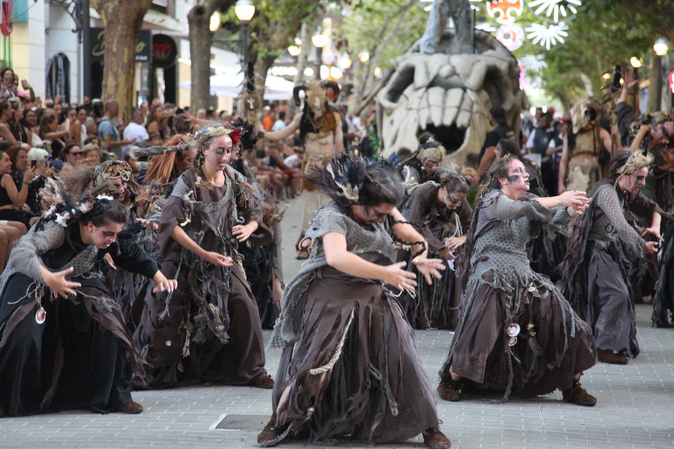 El Desfile de Gala de los Moros y Cristianos llena las calles de Dénia
