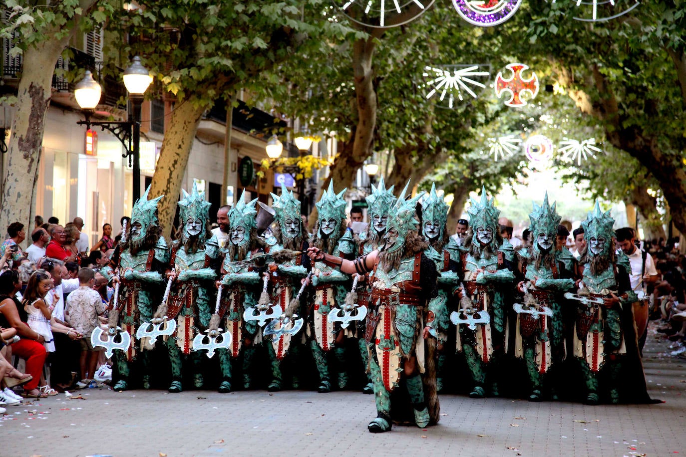 El Desfile de Gala de los Moros y Cristianos llena las calles de Dénia