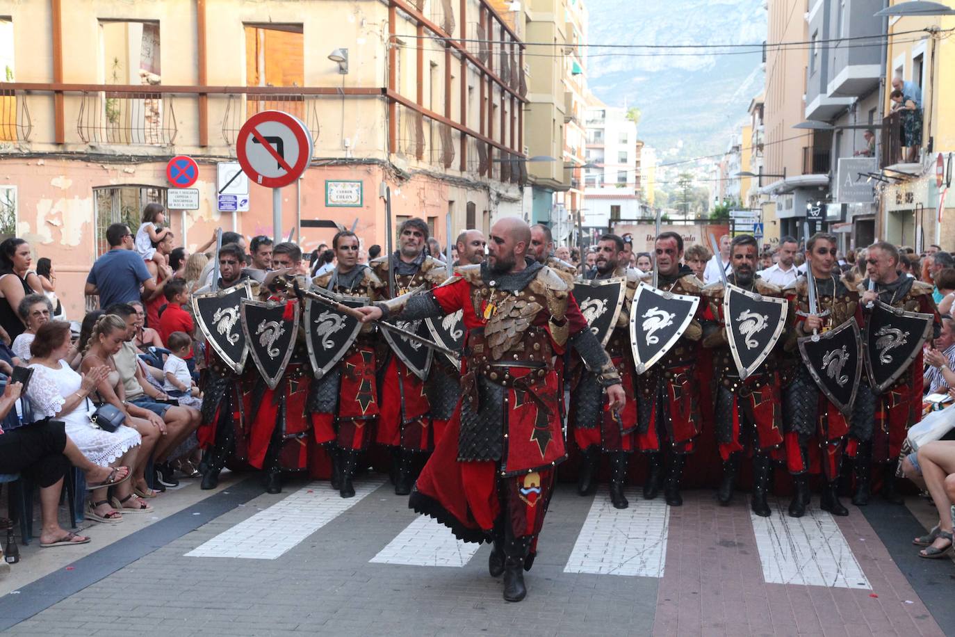 El Desfile de Gala de los Moros y Cristianos llena las calles de Dénia