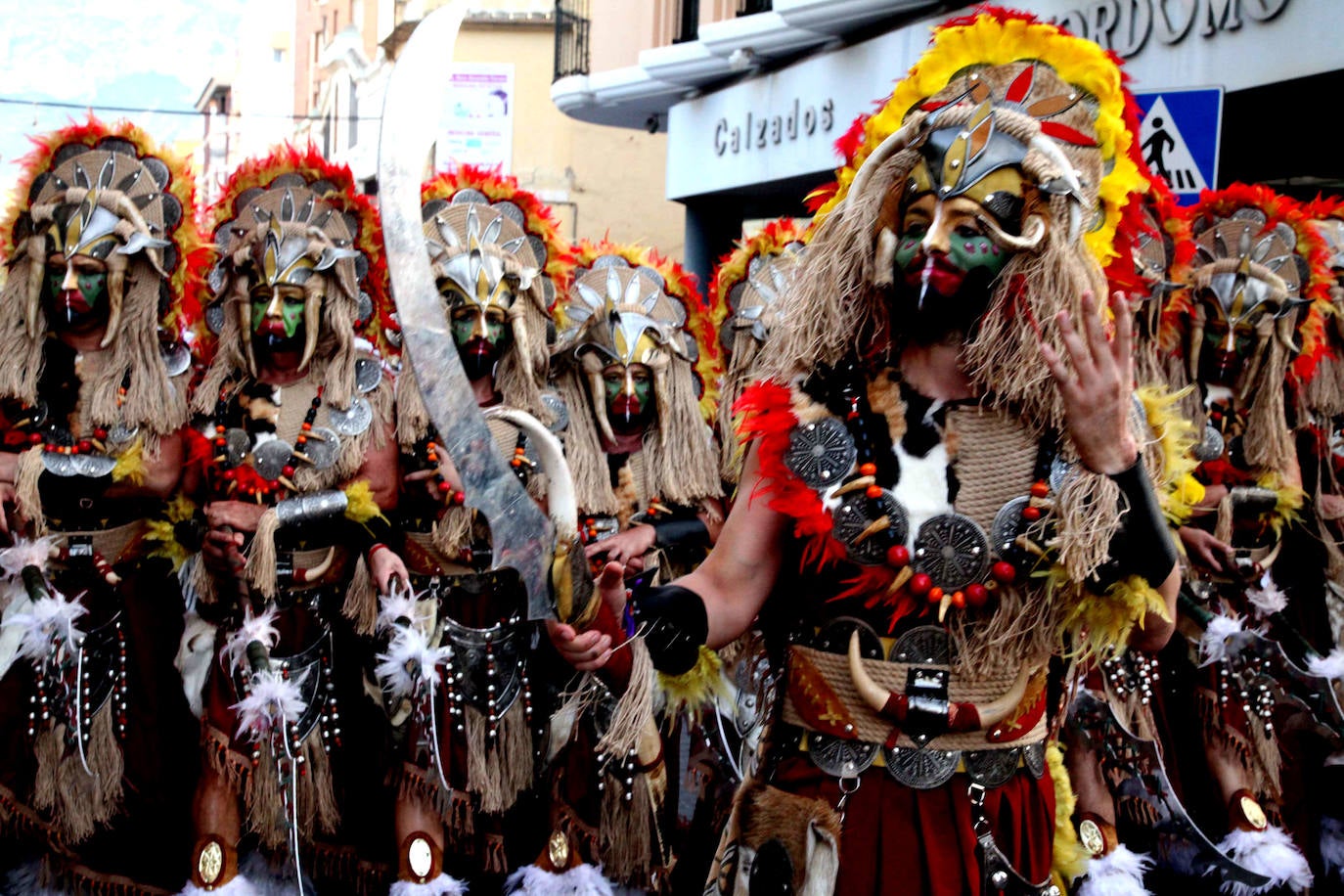El Desfile de Gala de los Moros y Cristianos llena las calles de Dénia