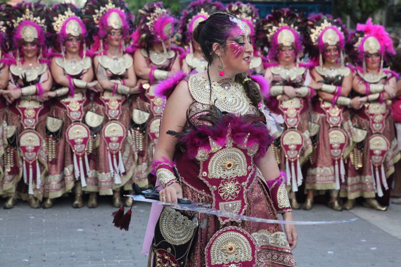 El Desfile de Gala de los Moros y Cristianos llena las calles de Dénia