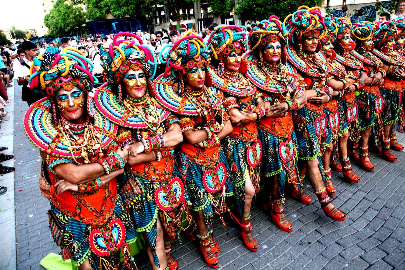El Desfile de Gala de los Moros y Cristianos llena las calles de Dénia